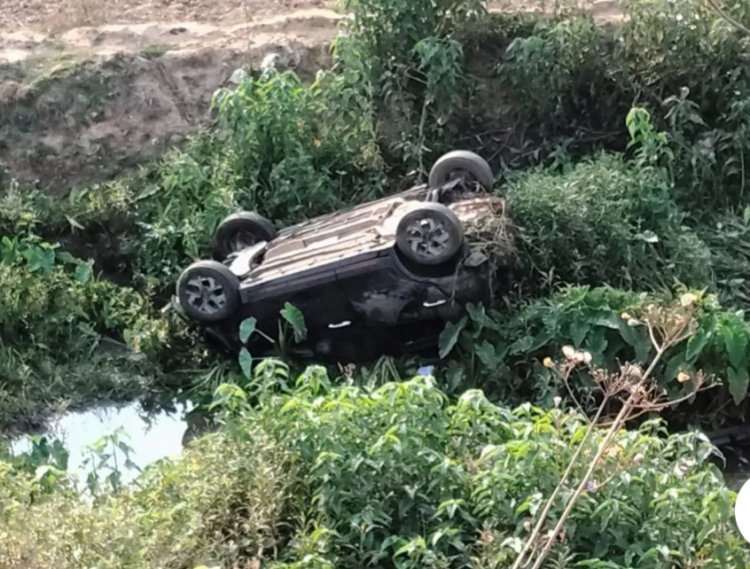 तेज रफ्तार कार 30 फीट गड्ढे में गिरी, युवक गंभीर घायल रायपुर से यूपी के भदोही जा रहा था युवक, अंबिकापुर-बिलासपुर हाईवे पर हुआ हादसा