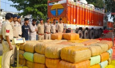 *बॉर्डर में पकड़ा गया 10 करोड़ का पूरा एक ट्रक गांजा: पाउडर की बोरियों के नीचे छिपाई थी 1941 किलो गांजे की खेप, कुख्यात सरगना लोकेश समेत 2 गिरफ्तार*