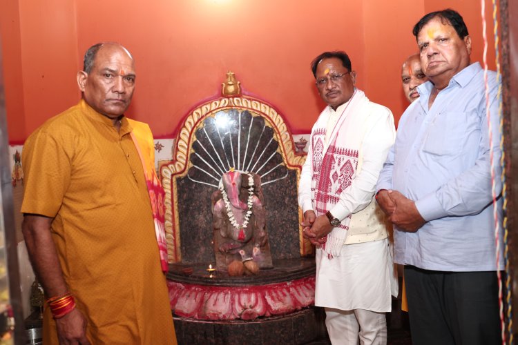 *मुख्यमंत्री विष्णुदेव साय ने ग्राम रनपुर के श्री गणेश मंदिर में की पूजा-अर्चना*  *प्रदेश की सुख-समृद्धि, शांति और खुशहाली की कामना की*